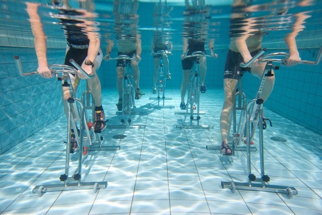 Mehrere Menschen machen AquaCycling 
